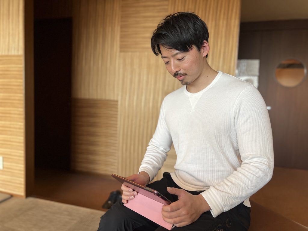 パーソナルトレーナーが予約をチェックしている