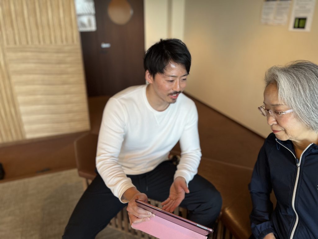 パーソナルトレーナーとお客さんが会話している