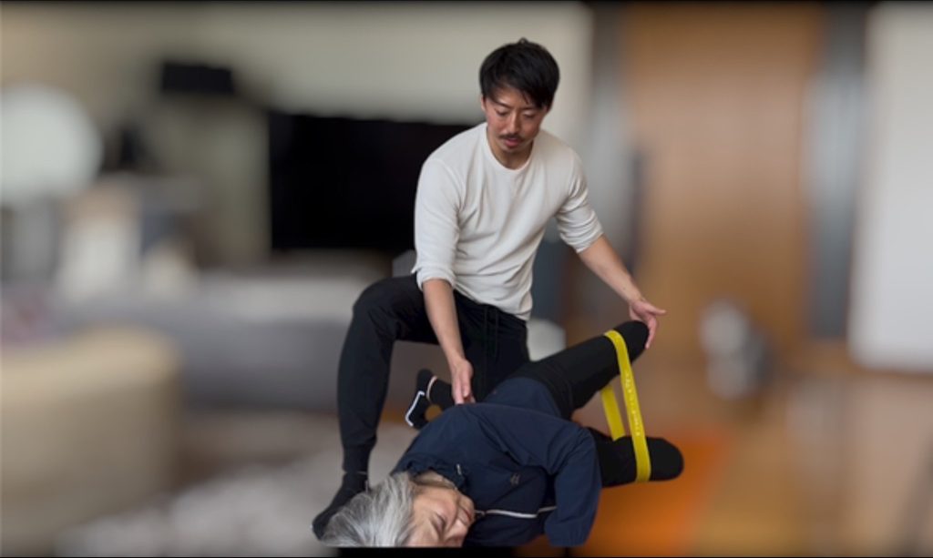 パーソナルトレーナーとトレーニングする高齢者