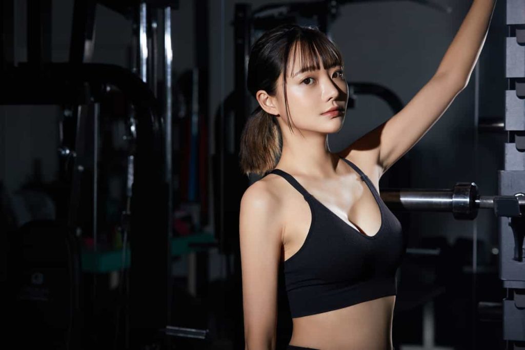 トレーニングする日本人女性